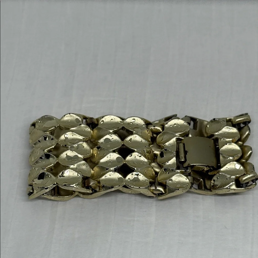N/A elegant gold
